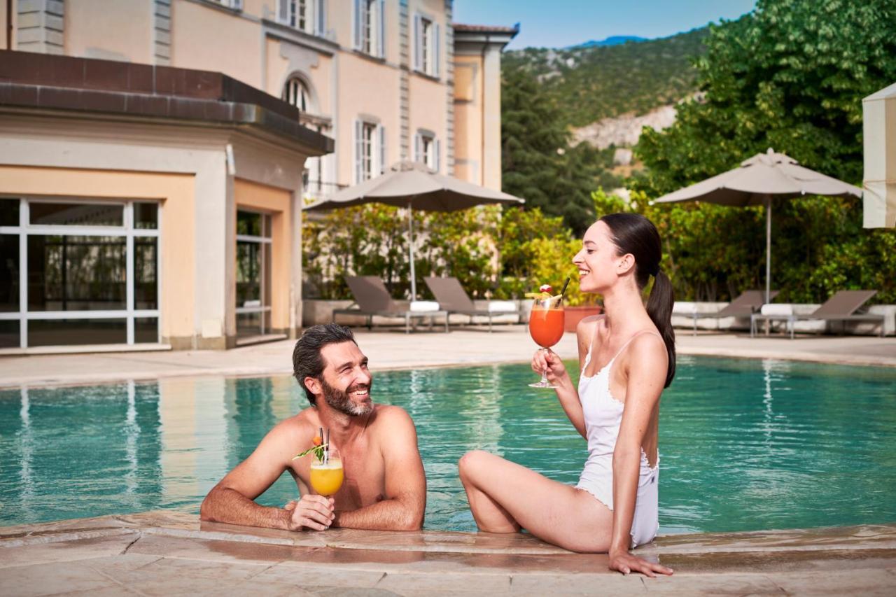 바그니 디 피사 팰리스 앤 스파 호텔 산줄리아노테르메 외부 사진 A couple at a pool