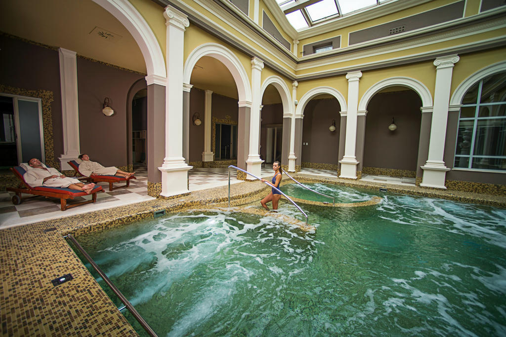 바그니 디 피사 팰리스 앤 스파 호텔 산줄리아노테르메 외부 사진 The interior of the spa
