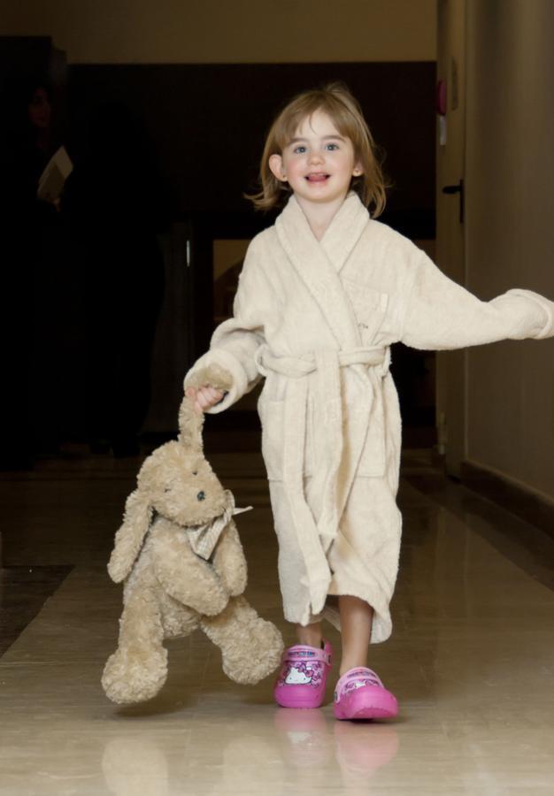 바그니 디 피사 팰리스 앤 스파 호텔 산줄리아노테르메 외부 사진 A child wearing a bathrobe