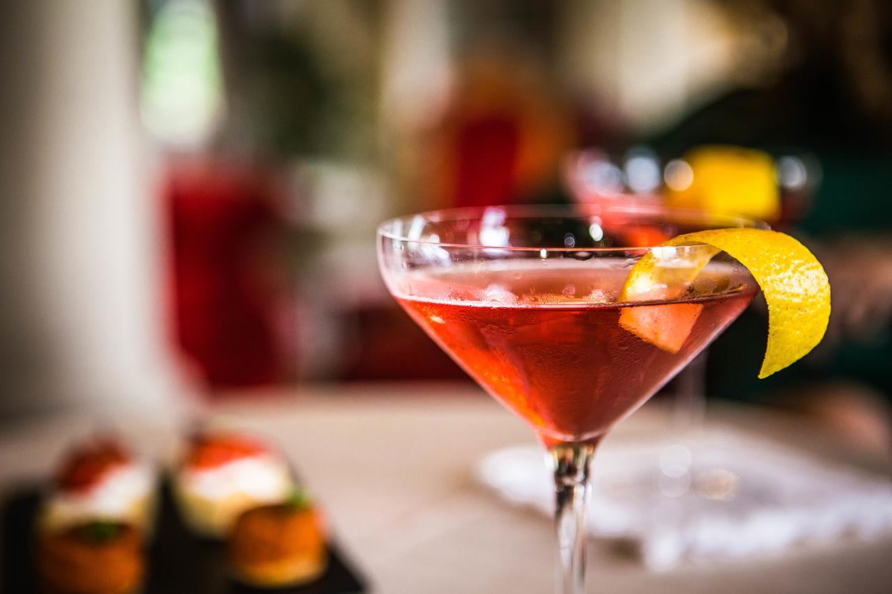 바그니 디 피사 팰리스 앤 스파 호텔 산줄리아노테르메 외부 사진 A cosmopolitan garnished with a lemon twist